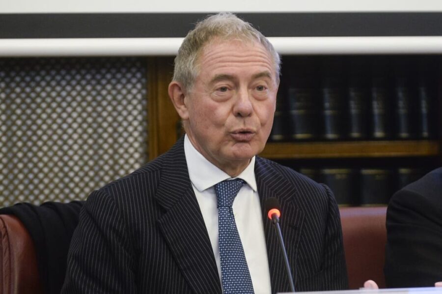 "Incentivi per IA e Cloud: Manovra Urso Rivoluzionaria!"
