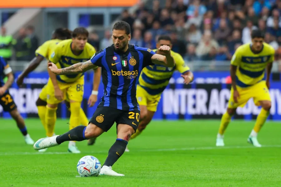 "Inter domina il Parma 3-0: inizio difficile per Gilardino"