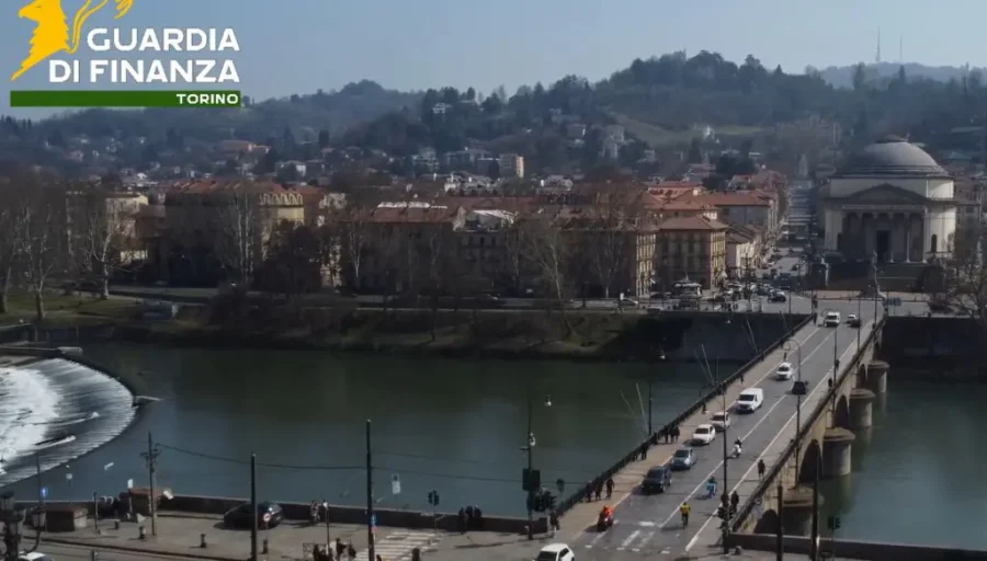 "Maxi sequestro a Torino: truffa finta banca e oro falso"