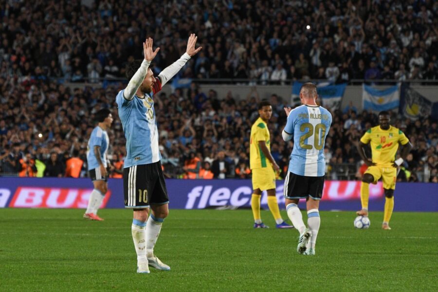 "Messi saluta l'Argentina: 2 assist, 1 gol e diventa tifoso!"