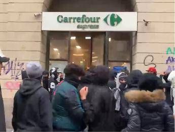"Milano: guerriglia in centro, vetrine sfondato e saccheggi"