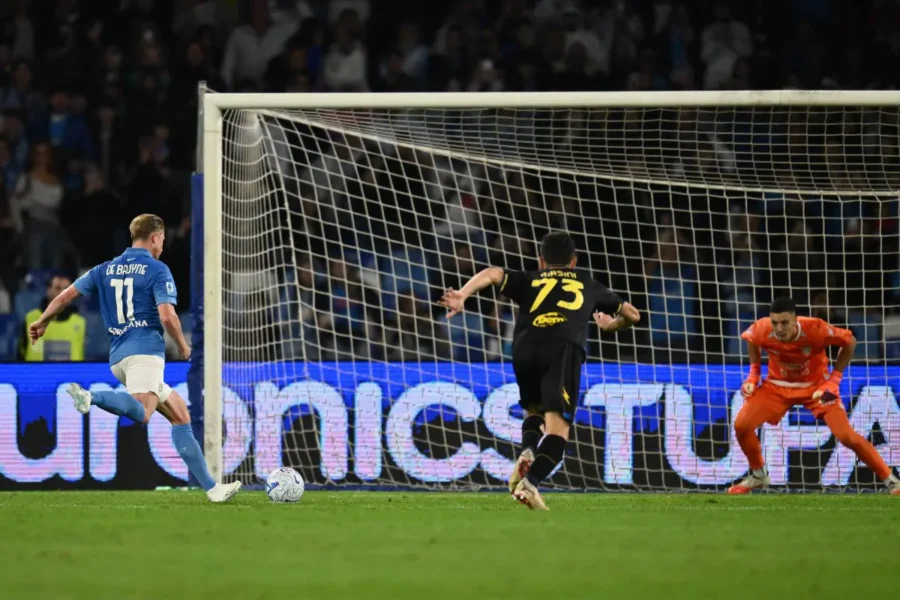 "Napoli-Schock: De Bruyne e Lang trionfano 3-0 sul Frosinone!"
