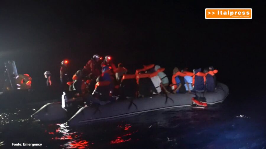 Nave Life Support di Emergency salva 113 migranti, tra cui due donne incinte