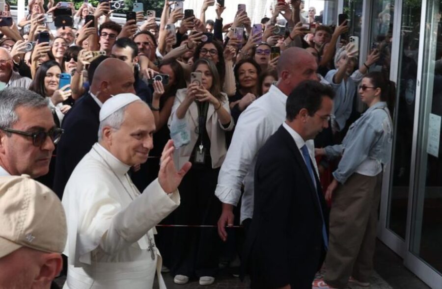 Papa Leone XIV torna in Vaticano dopo le dimissioni!