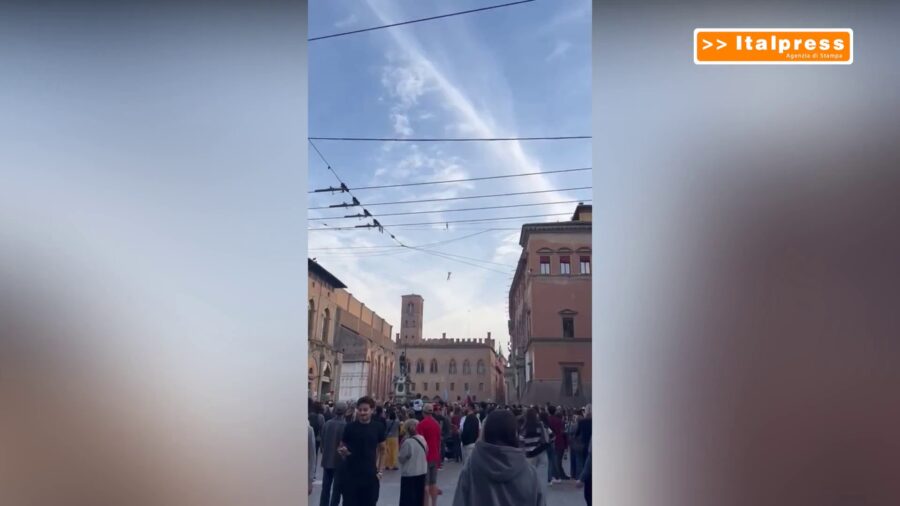 Pro-Pal, a Bologna funamboli sospesi a decine di metri per protesta
