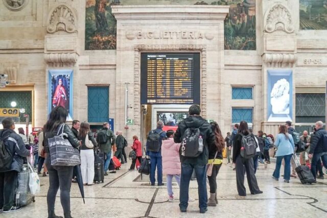 "Sciopero Generale: Scuole, Treni e Sanità si Fermano!"